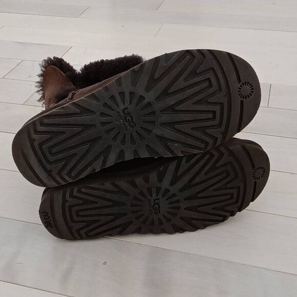 UGG Women's Bailey Button Winter Calf Boots  5803 Chocolate Brown Size 6 - Picture 3 of 5